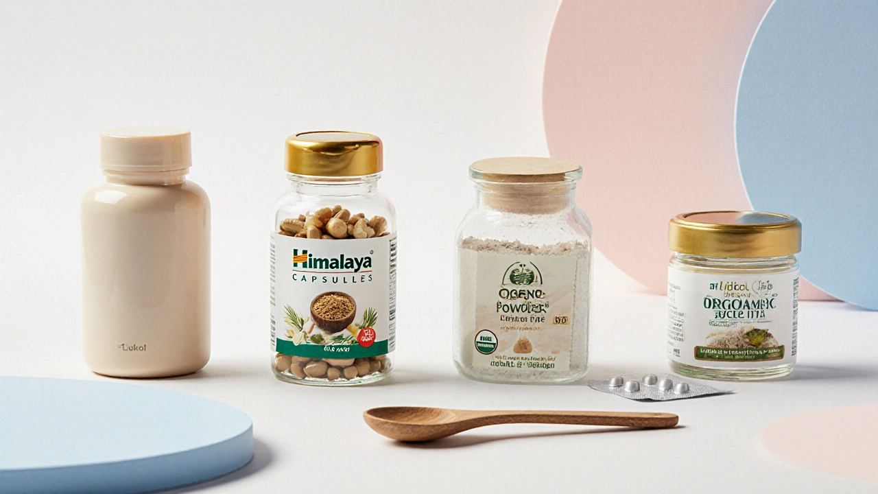 Lukol、Himalaya、Organic India、Patanjaliのサプリが白いテーブルに並んだフラットレイ画像。